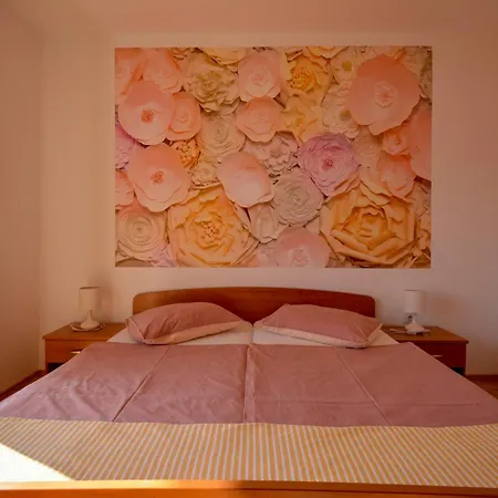 Soba Sa Pogledom Na Homestay Rab Town